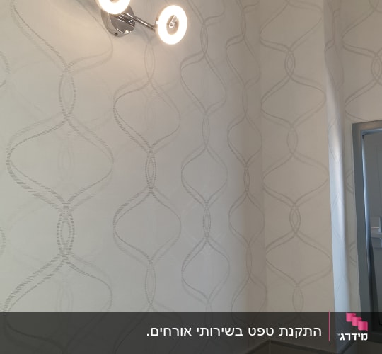 הדבקת טפט מעוצב על קיר מעל חיפוי קרמיקה